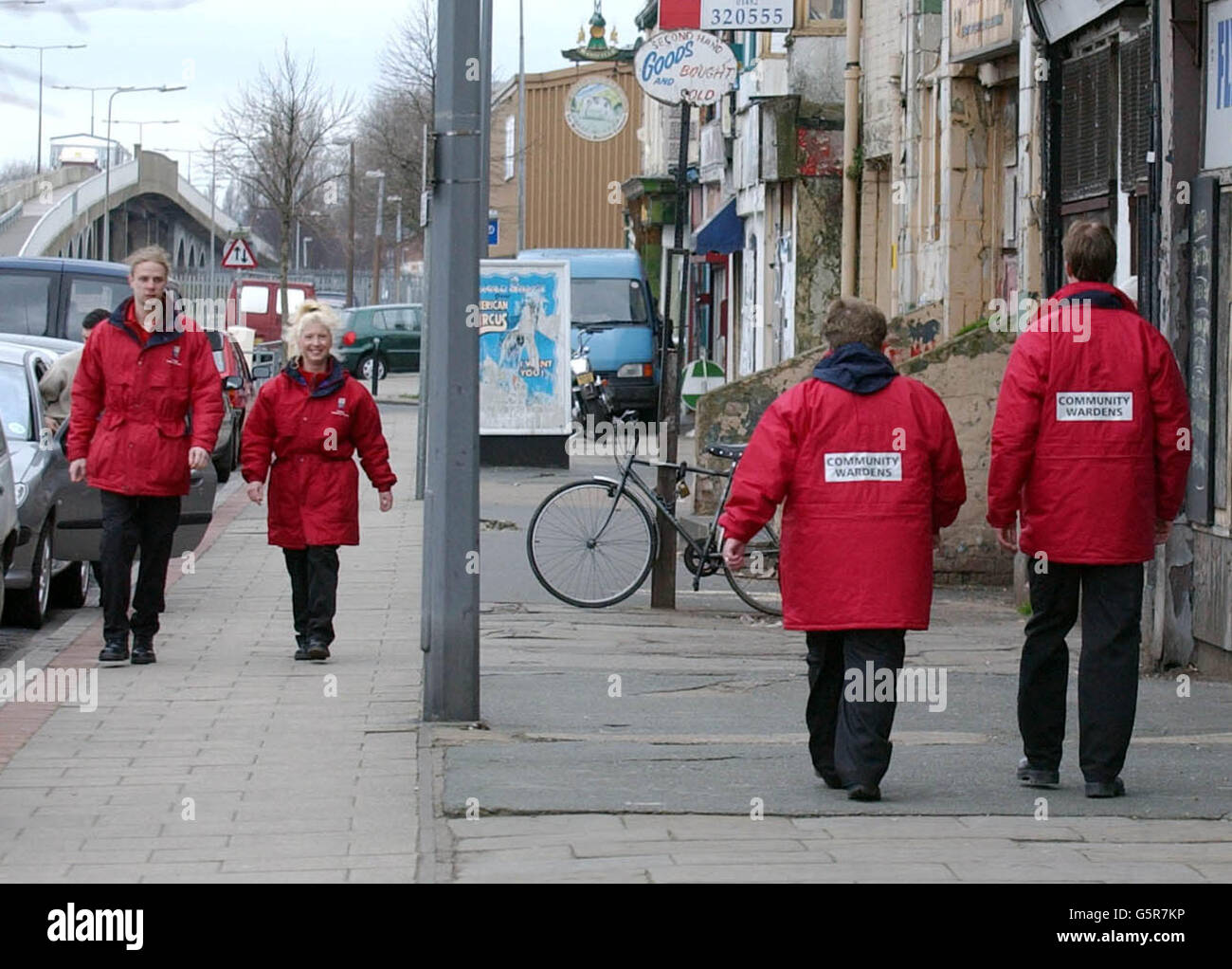 Neue zivile Aufseher gehen im Rahmen eines neuen Regierungsprogramms zur Verbrechensbekämpfung auf die Straßen von Hull, East Yorkshire. Ein Team von 19 Straßenwärtern begann mit der Patrouille des Stadtgebiets Hessle für die Eröffnungsphase eines landesweiten 50-Millionen-Projekts. * die Regelung folgt auf die Ankündigung von Innenminister David Blunkett im vergangenen Monat über das Polizeireformgesetz, das darauf abzielt, den Polizeidienst zu revolutionieren. Nach den neuen Vorschlägen sollen zivile Aufseher und Gemeindeunterstützungsbeamte (CSOs) eingeführt werden, um den Polizeikräften zusätzliche Stärke zu verleihen. Die neuen CSOs würden Zivilisten bleiben, aber beschäftigt werden Stockfoto