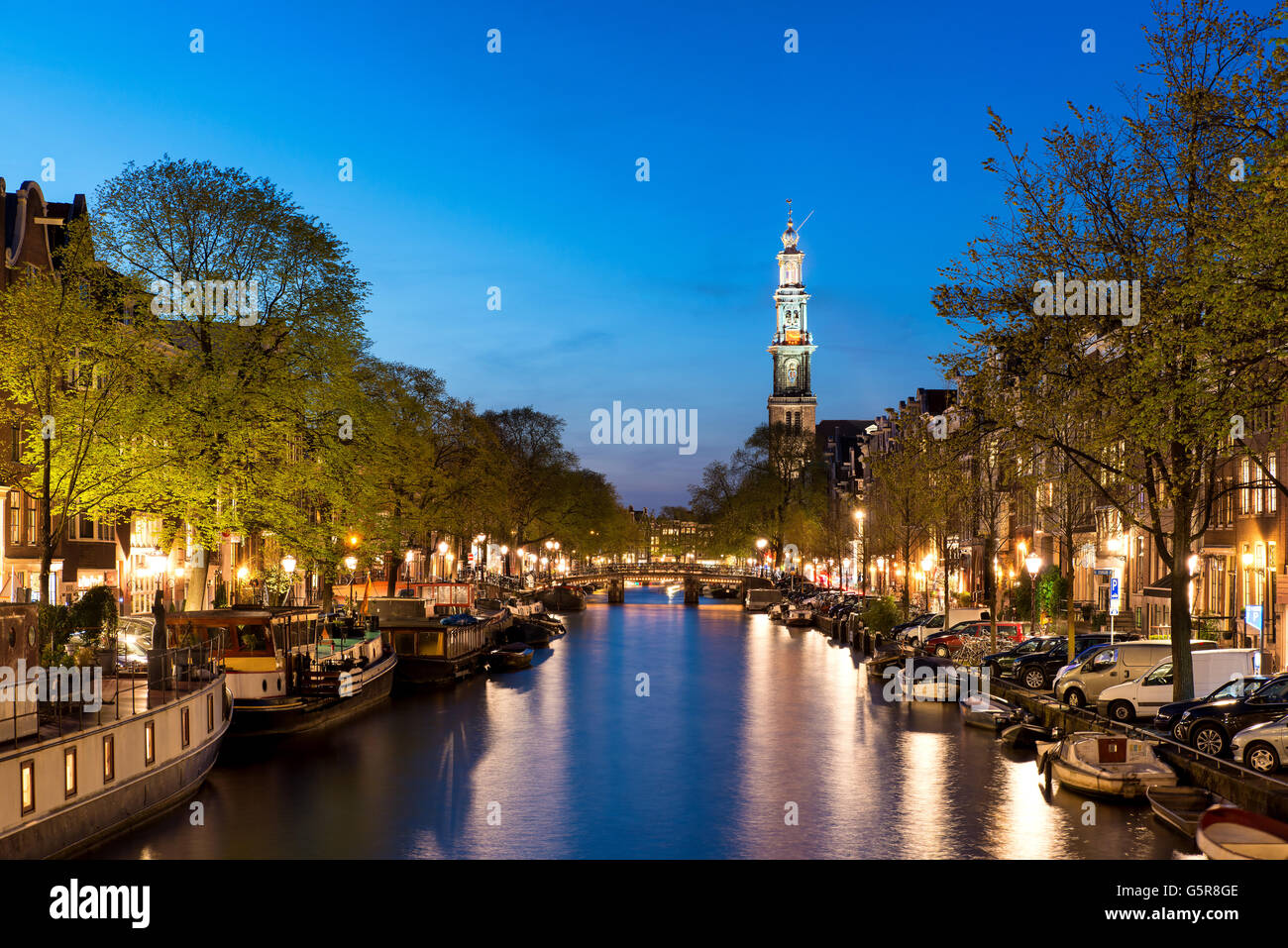 Bild von Amsterdam, Niederlande - Amsterdam Westerkerk Kirchturm am Kanal in der Stadt Amsterdam, Niederlande. Amsterdam Stockfoto