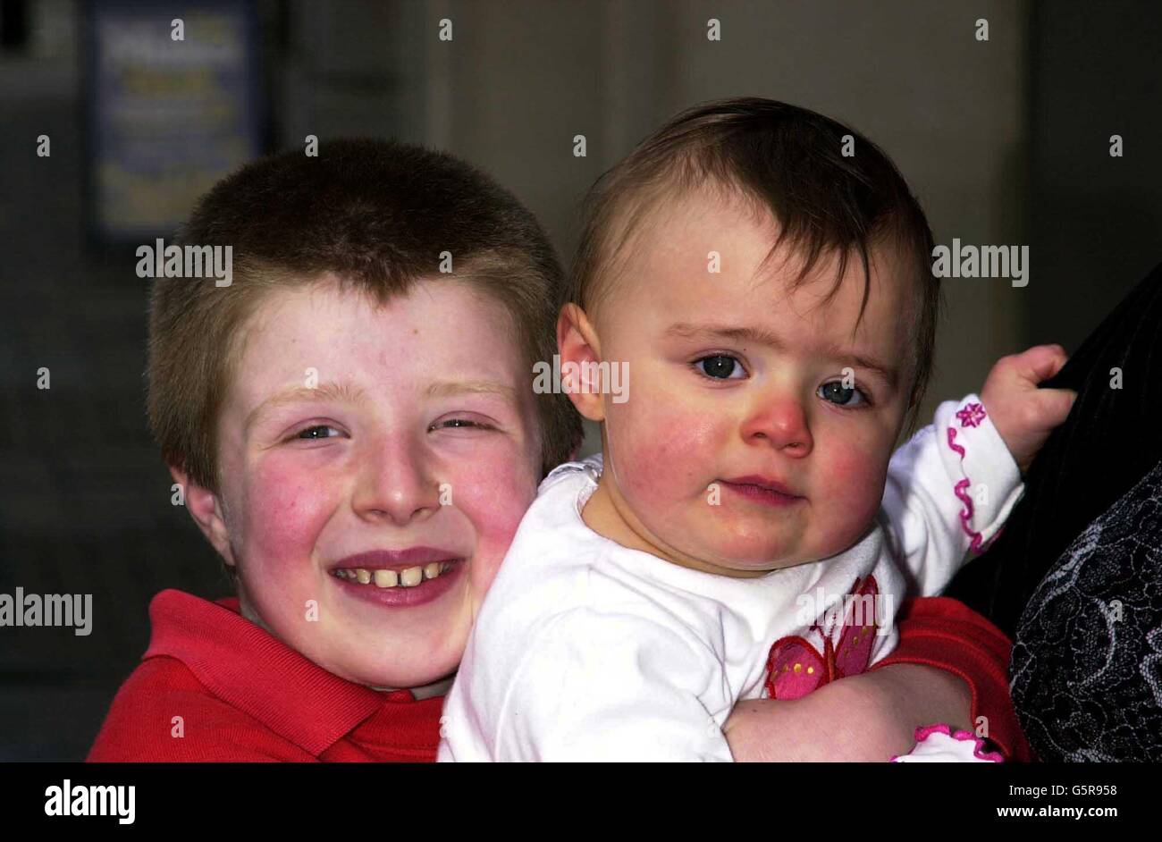 Christopher Gray, acht, aus Heddington bei Edinburgh, mit seiner Schwester Cara, nachdem er während einer Fotoanstellung in London zum Young Letter Writer of the Year von Royal Mail ernannt wurde. Christopher von der Stenton Primary School in Heddington * gewann die Auszeichnung, nachdem er einen emotionalen Dankesbrief an die Hebamme geschrieben hatte, die seine Schwestern nach ihrer Frühgeburt das Leben rettete. Stockfoto