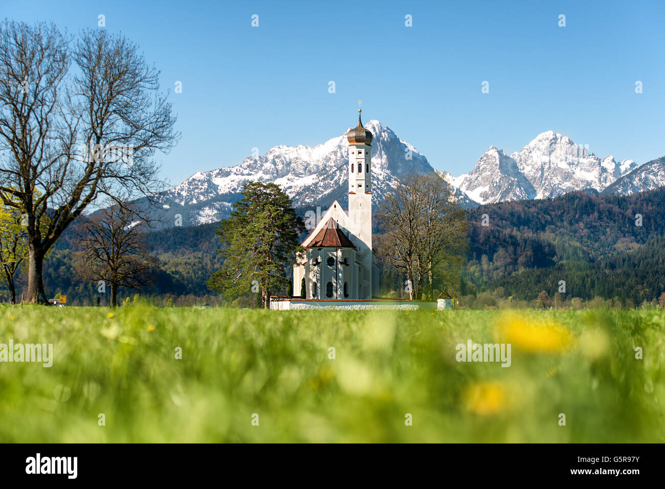 Landschaft aus München, Deutschland - Landschaft der Kirche mit Schneeberg in der Nähe von München. München ist die Hauptstadt und größte Stockfoto