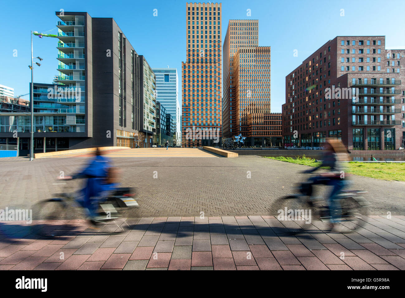 Wolkenkratzer von Amsterdam, Niederlande. Bürogebäude in Amsterdam Zuid, Amsterdam, Niederlande. Radfahren in Amsterdam, Ne Leute Stockfoto