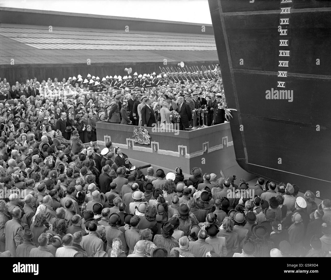 Queen startet die neue „Ark Royal“ am Cammell Laird Werft in Birkenhead Stockfoto