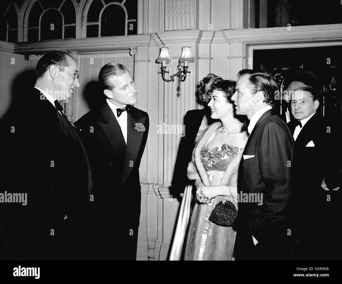 Der Herzog von Edinburgh trifft auf die amerikanischen Filmstars Ava Gardner und Frank Sinatra (rechts), als er an einem Abendessen im Empress Club, Dover Street, London, teilnahm. Stockfoto