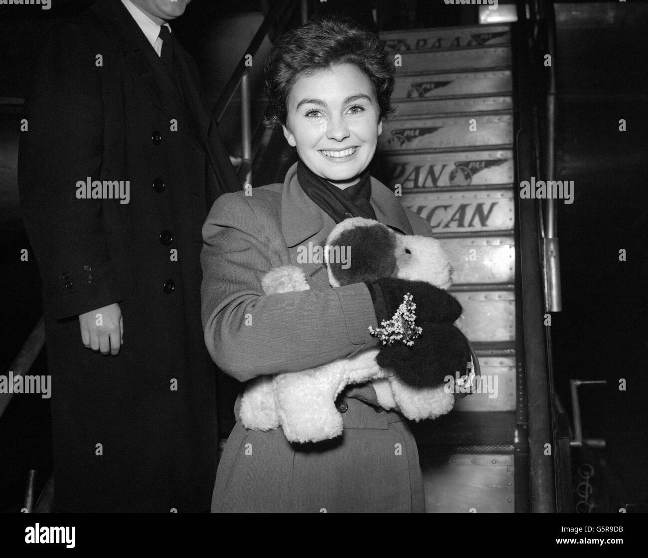 Jean Simmons - Flughafen London. Filmstar Jean Simmons steht am Flughafen London an einem Pan American Clipper für Amerika. Stockfoto