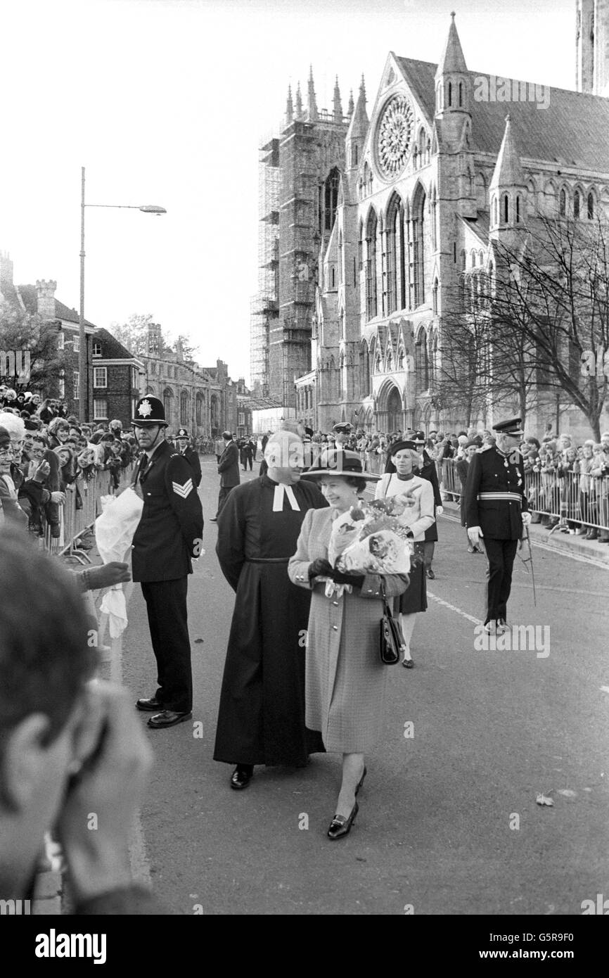 Die Königin mit Blumen, die sie von der Menge vor dem York Minster erhielt. Auf der linken Seite ist der Rev John Southgate, Dean of York. Sie nahm an einem Umweihungsdienst für das 700-jährige Südtransept Teil, der nach einem Brand vor vier Jahren wieder hergestellt wurde. Stockfoto