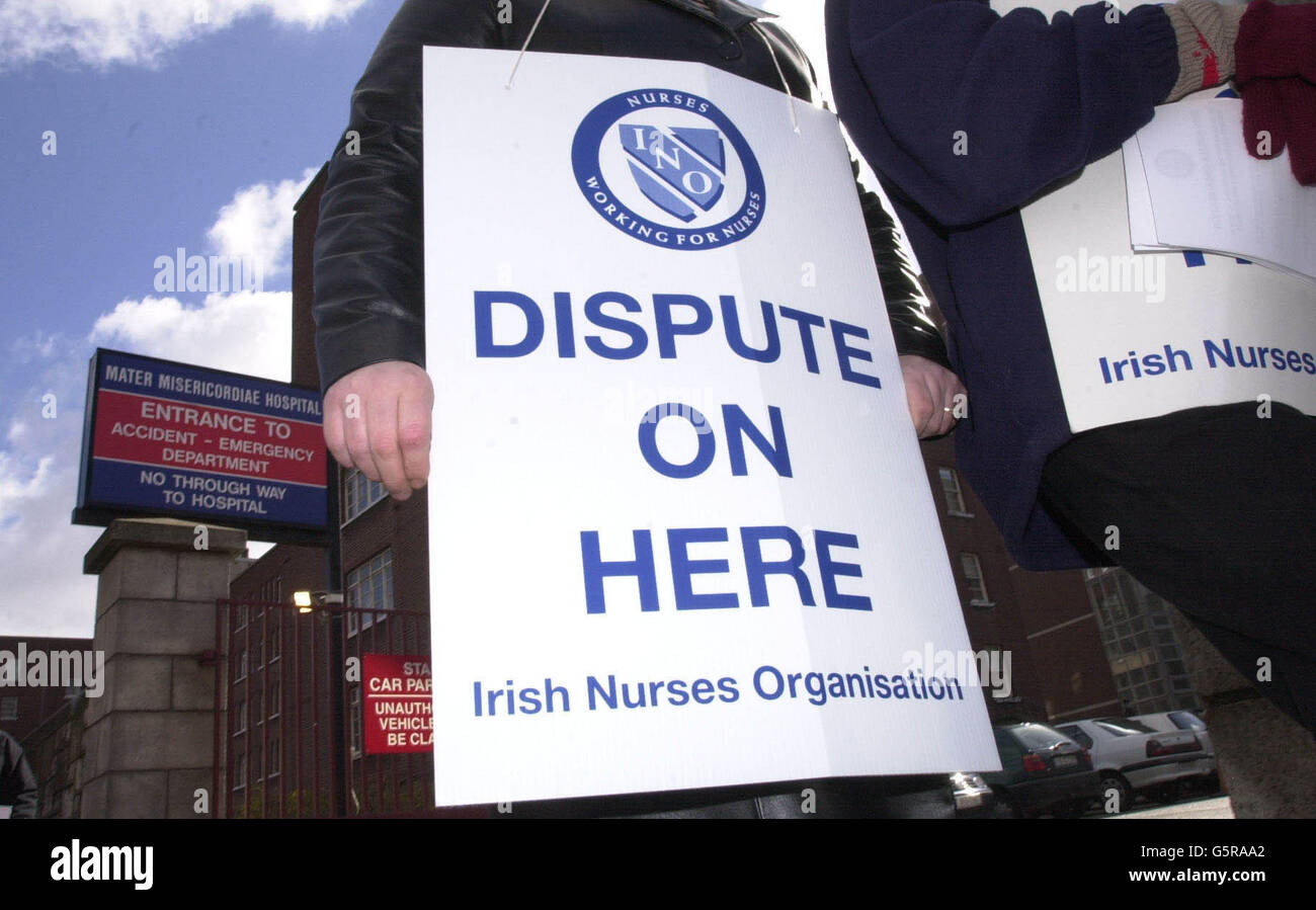 Unfall- und Notfallkrankenschwestern protestieren während eines zweistündigen Streiks vor Dublins Mater Misericordiae Hospital gegen unerträgliche Überbelegung und schlechte Arbeitsbedingungen. * ... Mitglieder der Irish Nurses Organization und der Gewerkschaft SIPTU haben aus mehr als 30 irischen Krankenhäusern einen Streikposten in einem zweistündigen Streikposten aufgestellt, der von einer unbestimmten Kampagne zur Regelung der Arbeit gefolgt wird. Der Streik folgt auf den Zusammenbruch der Gespräche zwischen Vertretern der Krankenschwestern und der Arbeitgeberagentur des Gesundheitsdienstes. Ärzte und Patientengruppen sagten, dass die Aktion ein weitverbreitetes Chaos verursachen würde und könnte Stockfoto