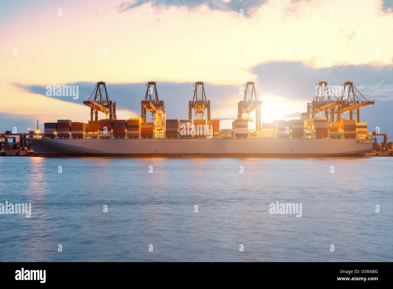 Import, Export, Logistik-Konzept - Rotterdam Container Cargo-terminal, einer der verkehrsreichsten Cargo-Import, Export, Logistik-Häfen Stockfoto