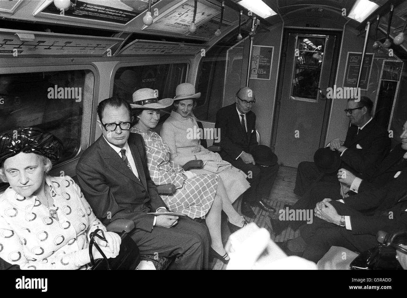 Prinzessin Alexandra fährt mit einem Londoner U-Bahn-Zug von Pimlico nach Brixton, als sie die neue Erweiterung der Victoria Line eröffnete. Stockfoto
