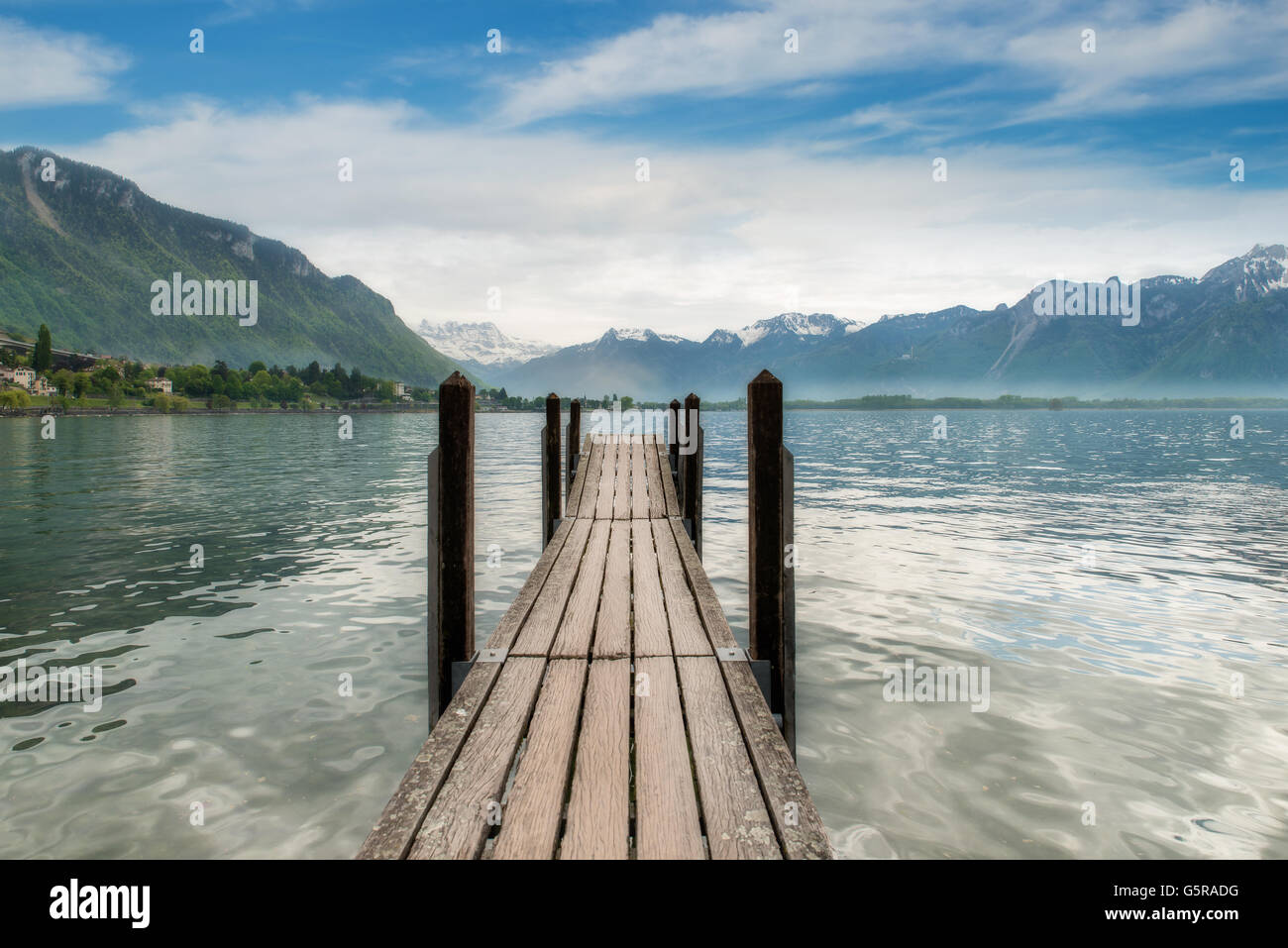 Landschaft der Schweiz - Holzmole in See in der Schweiz. Schöner See in der Schweiz. Stockfoto