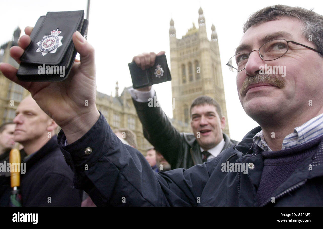 Polizisten zeigen in London Stockfoto