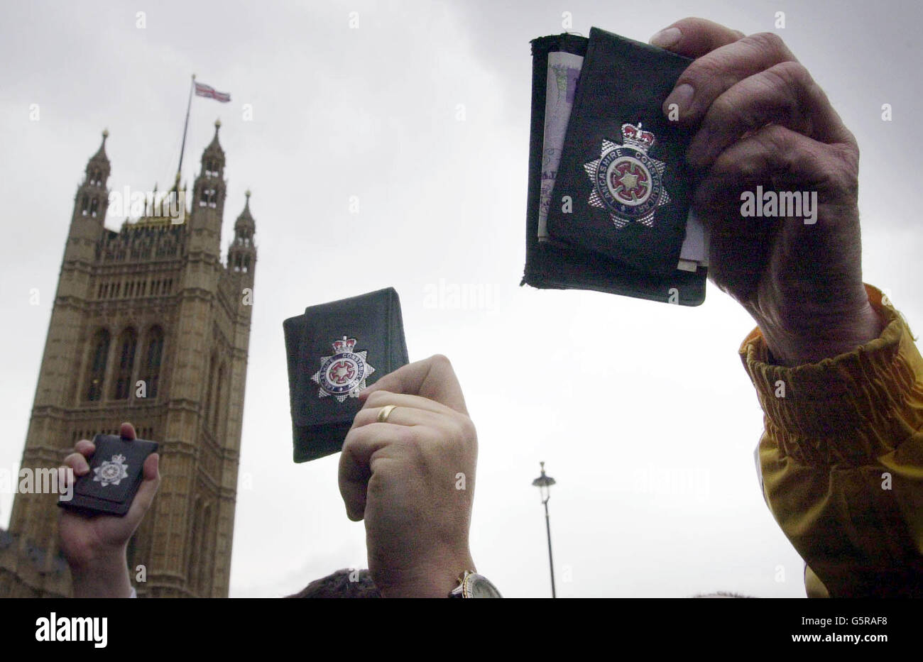 Polizeibeamte aus dem ganzen Vereinigten Königreich zeigen ihre Warrants-Karten, während sie im Londoner Unterhaus über ihre Bezahlung und ihre Bedingungen demonstrieren. Stockfoto