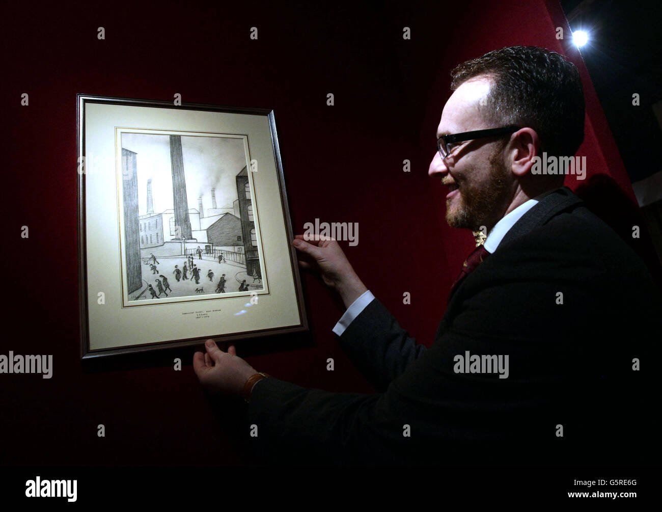 Ein Bleistift auf Papierzeichnung von L.S. Lowry (datiert 1962), mit dem Titel "Industrial Scene, Oldham" und zu Preisen von &pound;95,000, auf der Mayfair Antiquitäten & Kunst Messe, im London Marriott Hotel, Grosvenor Square, im Zentrum von London. Stockfoto