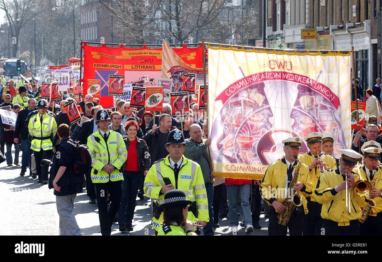Postarbeiter marschieren durch Kennington im Süden Londons, um gegen Privatisierungspläne zu protestieren. Tausende Postarbeiter aus dem ganzen Land veranstalteten einen marsch, um gegen Vorschläge für einen verstärkten Wettbewerb in der Branche zu protestieren. * ... die, wie sie sagen, den Postdienst zerstören und zu mehr Arbeitsplatzverlusten führen könnten. Schätzungsweise 3,000 Postarbeiter, die Parolen skandierten und pfeifen, stoppten den Verkehr in der Hauptstadt, als sie von Lambeth nach Westminster marschierten, in einem von der Communications Workers Union organisierten Protest gegen Pläne der Postregulierungsbehörde Postcomm, rivalisierenden Firmen die Chance zu geben, für sie zu bieten Stockfoto