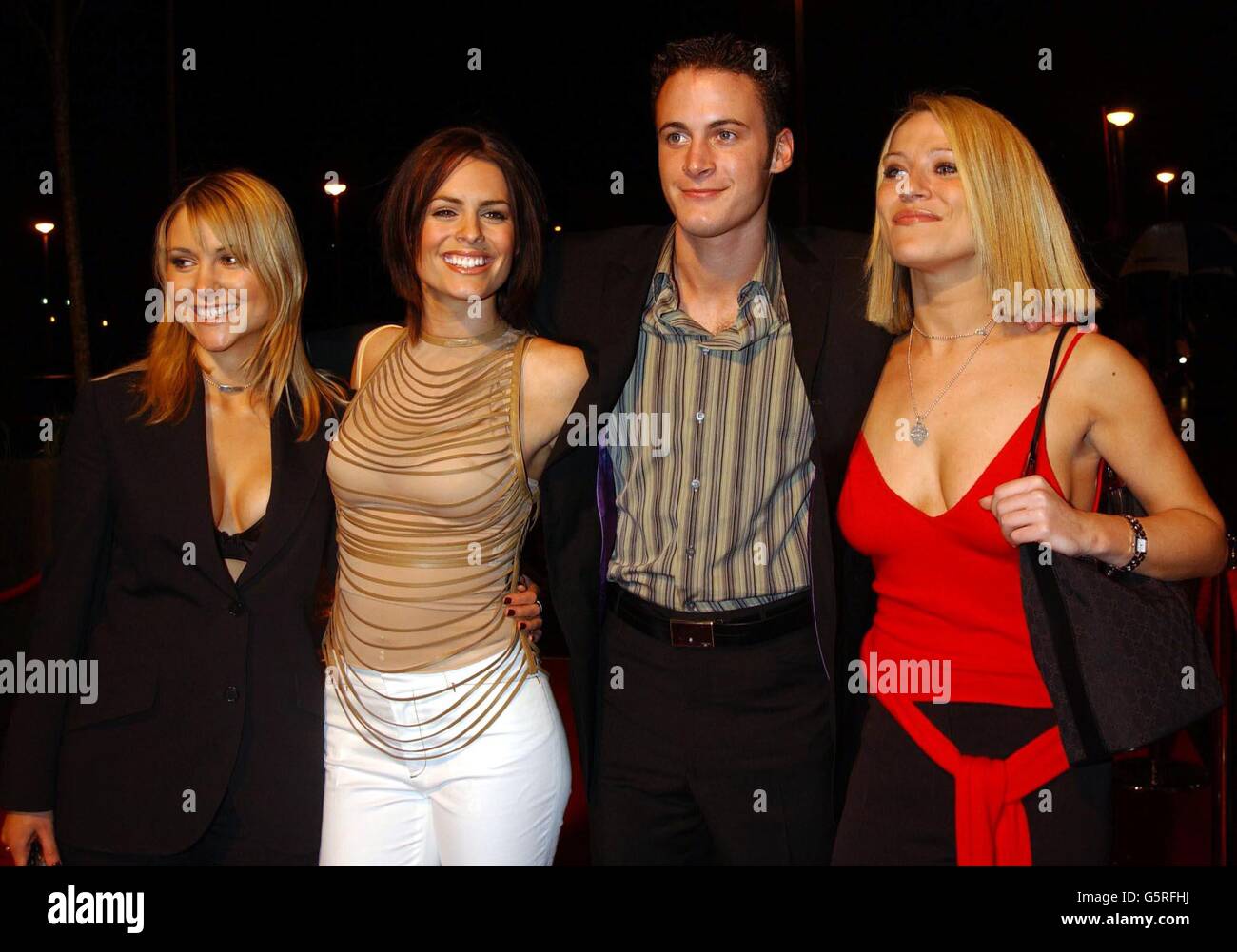 Die Stars der Fernsehsendung Footballers Wives, Katharine Monaghan, Susie Amy, Gary Lucy und Zoe Lucker kommen für die 2001 TV-Momente im BBC Television Center in London an. Stockfoto