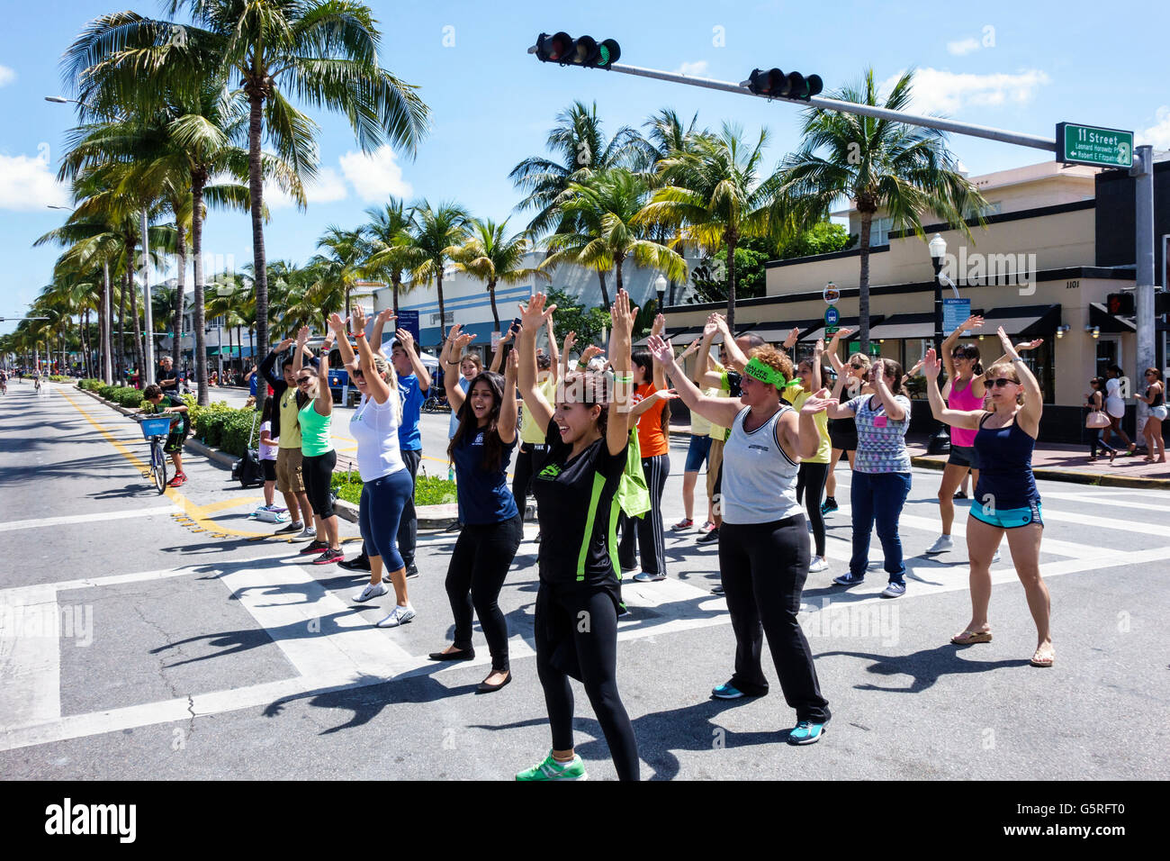 Miami Beach Florida, Washington Avenue, Fahrradmonat Ciclovia, Straße gesperrt Verkehr, nur Fahrräder, Aerobic-Übungen, Training, Hispanic Erwachsene, Frau FEM Stockfoto