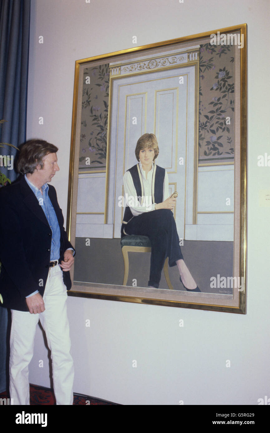 Künstler Bryan Organ mit seinem Gemälde von Lady Diana Spencer in der National Portrait Gallery in London. Es ist das erste offizielle Porträt des Verlobten von Prinz Charles, das in Auftrag gegeben wurde. Stockfoto
