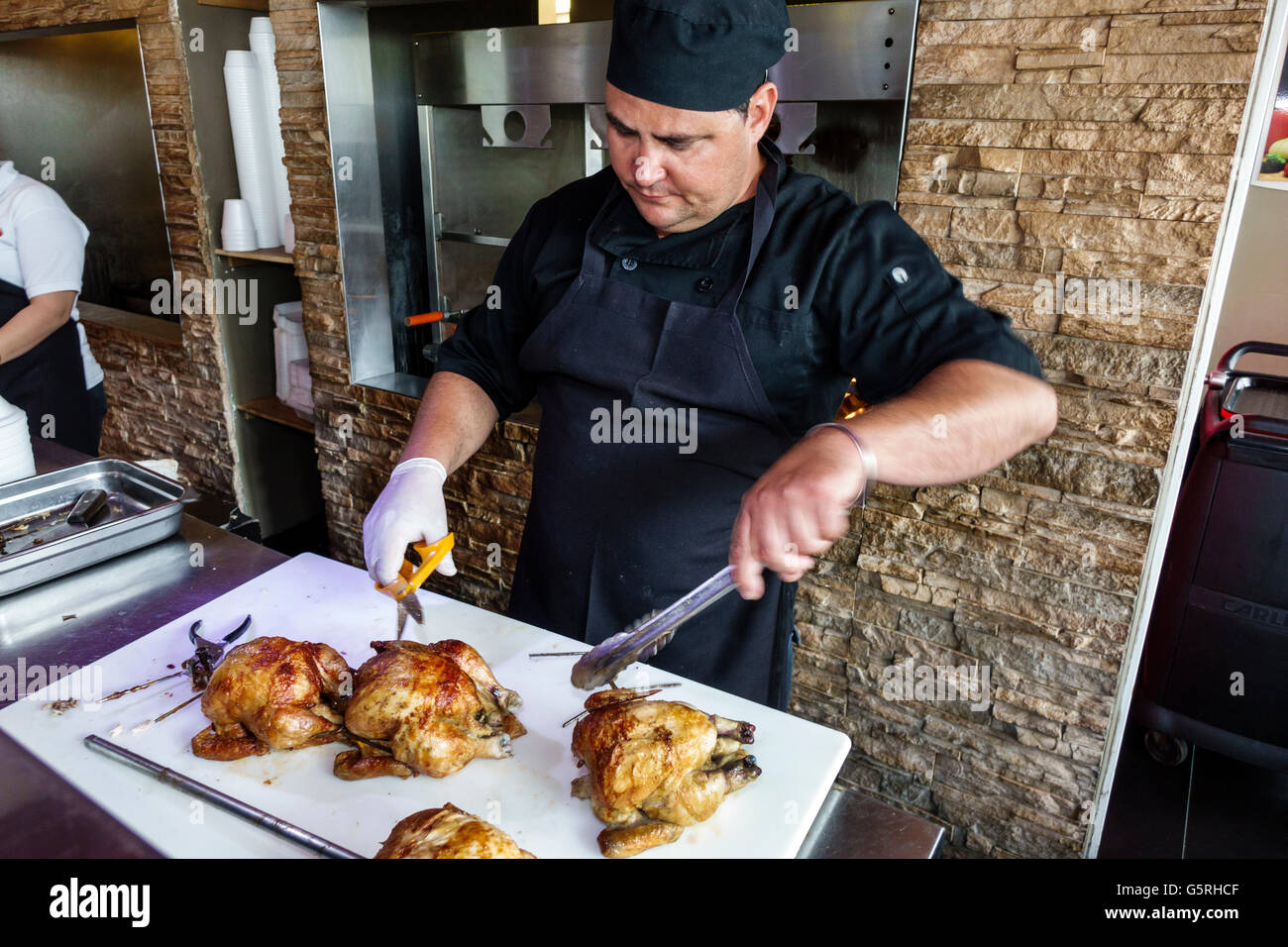 Miami Florida, La Granja Downtown, Restaurant Restaurants Essen Essen Essen Essen Essen gehen Cafe Cafés Bistro, peruanisches Essen, Grillhähnchen, Koch, arbeitet, w Stockfoto