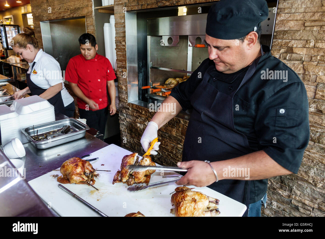 Miami Florida, La Granja Downtown, Restaurant Restaurants Essen Essen Essen Cafe Cafés, peruanisches Essen, Grillhähnchen, Koch, Arbeiter Stockfoto