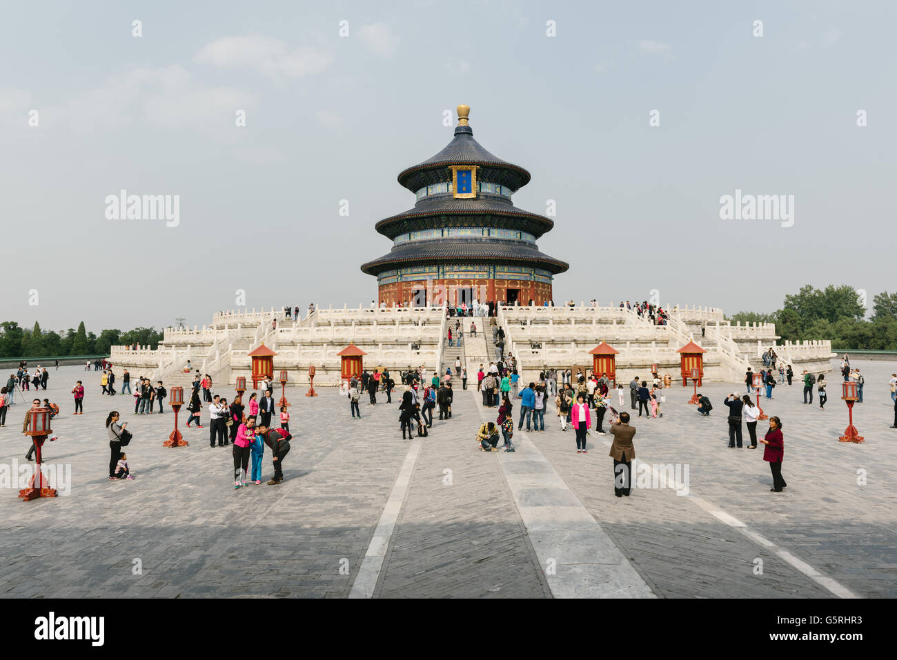 Peking, China - 18. Oktober 2015: Besucher der Himmelstempel in Peking, China. Der Himmelstempel gilt als ein o Stockfoto
