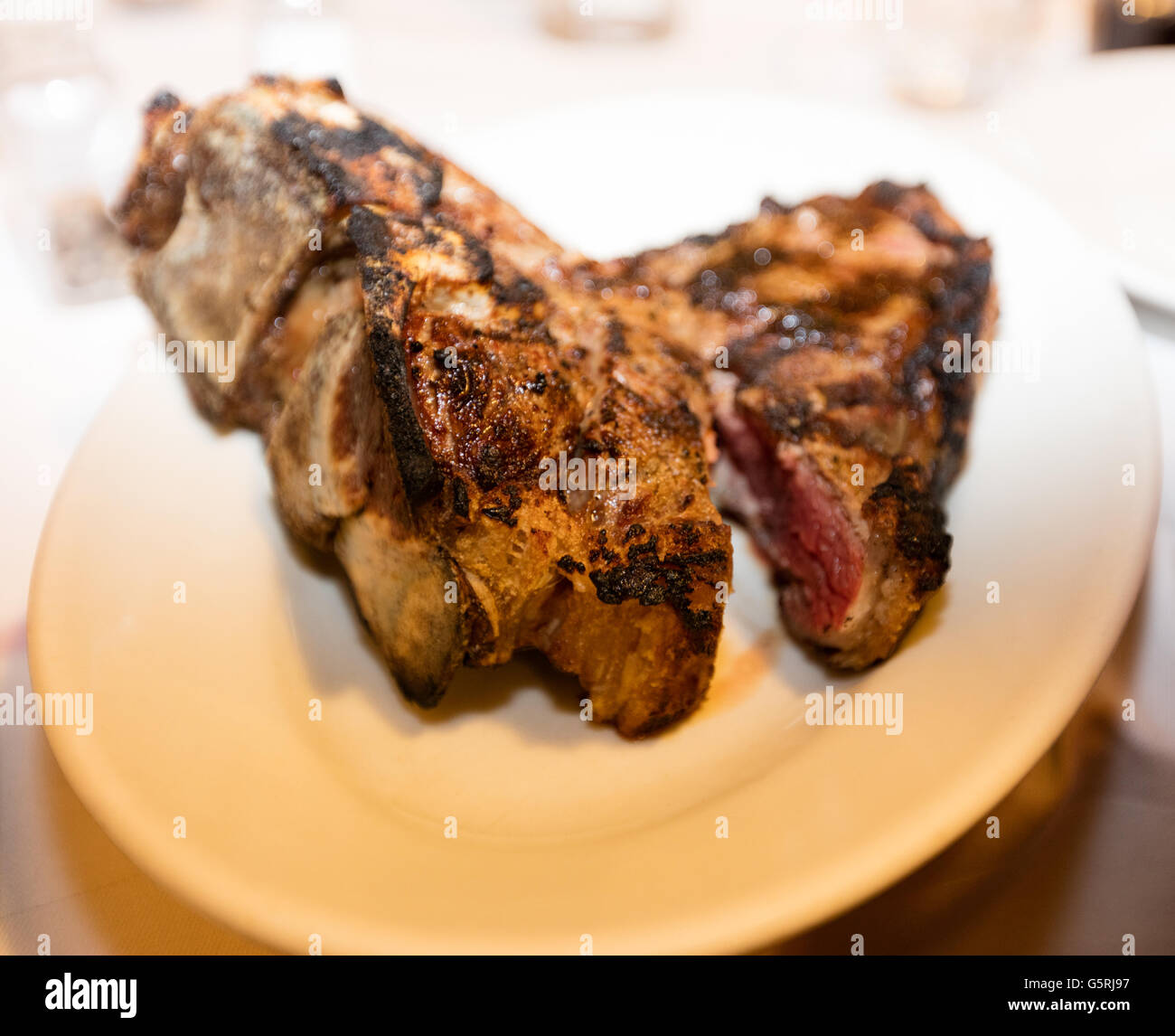 Bistecca Alla Fiorentina Ein Traditionelles Rindersteak Aus Chianina Fleisch Gekocht In Florenz Italien Stockfotografie Alamy
