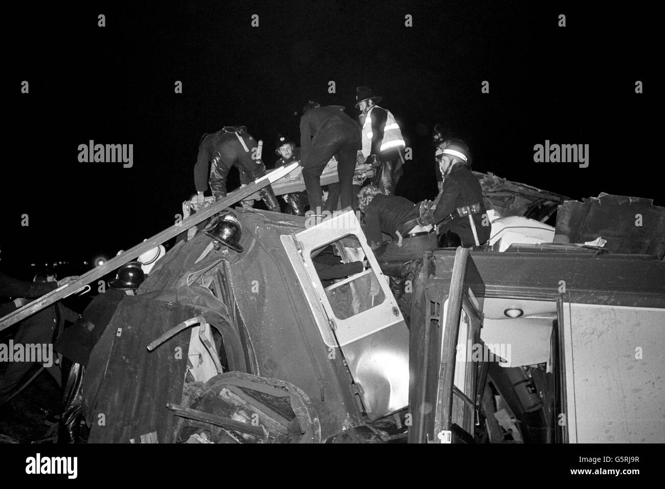 Neun Menschen wurden getötet, als ein überfüllter Zug von Paddington die Schienen in Ealing verließ. Feuerwehrleute und Rettungskräfte helfen, die Passagiere aus dem Wrack zu führen. Stockfoto