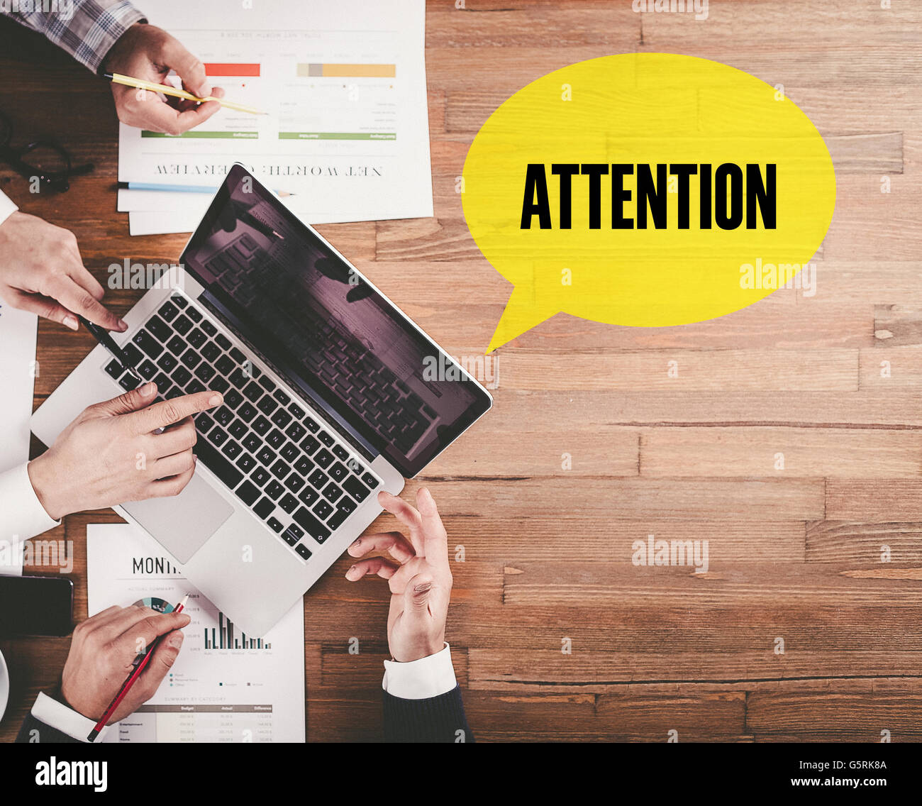 BUSINESS-TEAMS ARBEITEN IM BÜRO MIT AUFMERKSAMKEIT SPEECH BUBBLE AUF SCHREIBTISCH Stockfoto