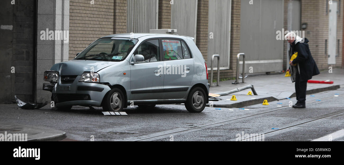 Gardai am Schauplatz eines tödlichen Verkehrsunfalls in der Abby Street Upper in Dublin, wo heute eine Frau starb, nachdem das Auto nahe einer Luas-Haltestelle in sie eingepflügt war. Stockfoto