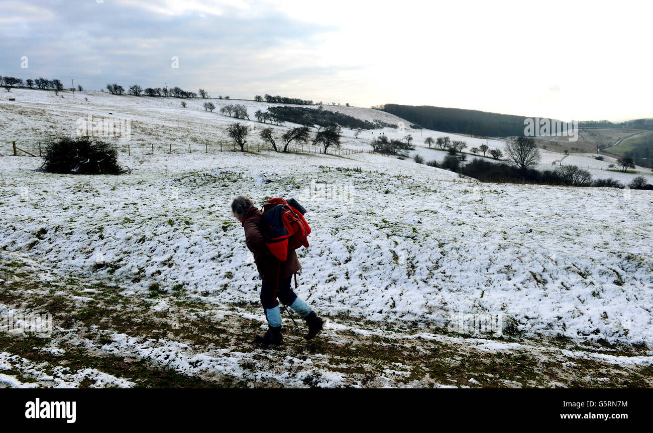 Schnee auf dem Hochboden der Yorkshire Wolds bei Millington Almen, nahe Pocklington, gibt einem Wanderer einen Vorgeschmack auf das Winterwetter und Schnee, die in den kommenden Tagen viele Gebiete Großbritanniens beeinflussen werden. Stockfoto