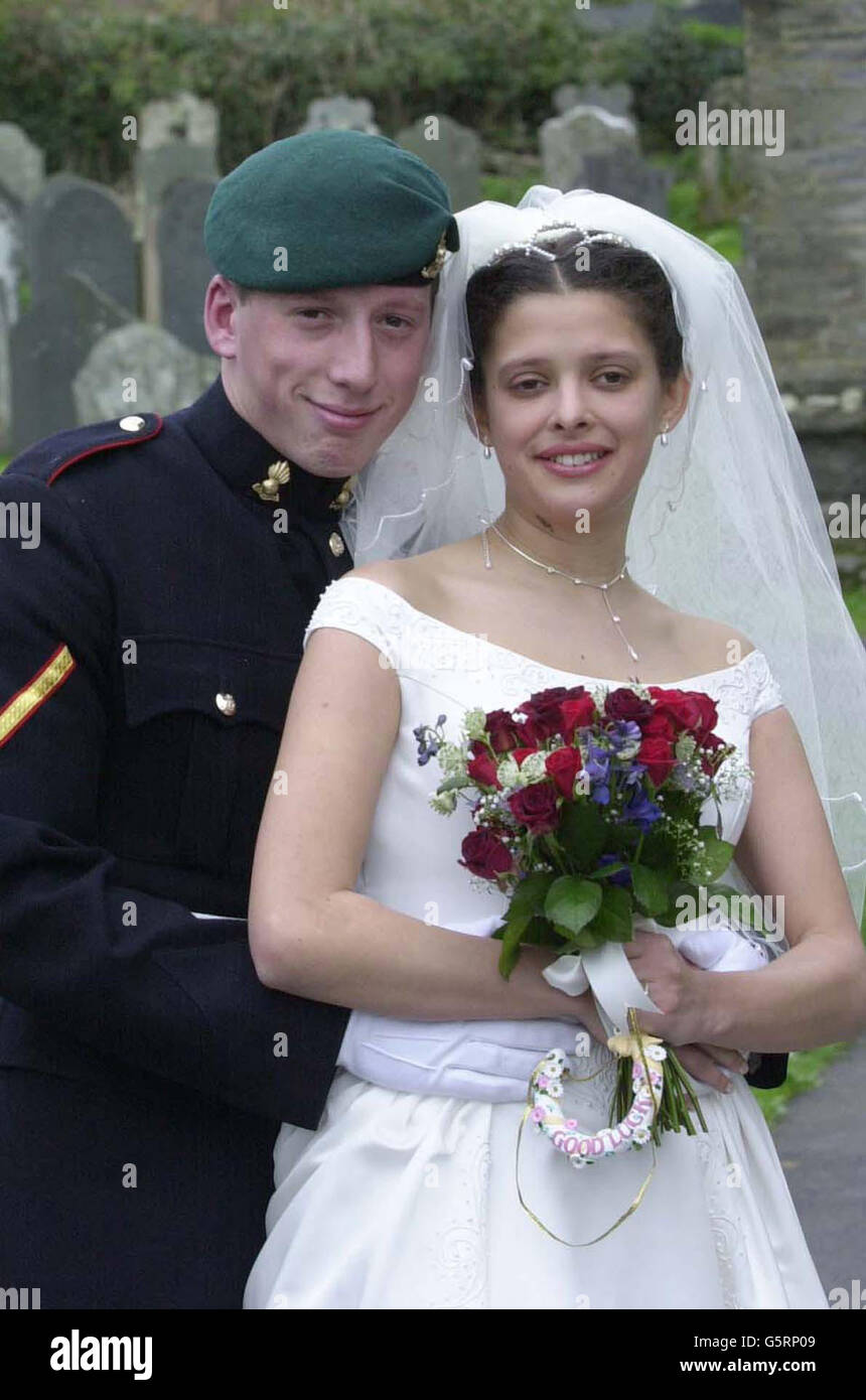 Lance Bombardier Nik Watkins, 22, mit seiner Braut Lehrling Elain Butcher (alle Schreibweisen korrekt), nach ihrem Hochzeitsgottsdienst in der St. Mary's Church in Plympton, Devon. * ... Der junge Soldat bereitet sich auf die Entsendung nach Afghanistan vor und heiratete seine Geliebte, nachdem das Paar beschlossen hatte, nicht auf seine Rückkehr zu warten. Mehrere andere Soldaten im Regiment haben auch ihre Hochzeitstermine vorgebracht, mit einem Paar an diesem Morgen, das auf einer 24-stündigen Hochzeitsreise nach seiner Hochzeit in der Royal Chapel auf Plymouth Royal Citadel Basis. Das Regiment wird Artillerie-Unterstützung für 45 Commando Royal Stockfoto Lance Bombardier Nik Watkins, 22, mit seiner Braut Lehrling Elain Butcher (alle Schreibweisen korrekt), nach ihrem Hochzeitsgottsdienst in der St. Mary's Church in Plympton, Devon. * ... Der junge Soldat bereitet sich auf die Entsendung nach Afghanistan vor und heiratete seine Geliebte, nachdem das Paar beschlossen hatte, nicht auf seine Rückkehr zu warten. Mehrere andere Soldaten im Regiment haben auch ihre Hochzeitstermine vorgebracht, mit einem Paar an diesem Morgen, das auf einer 24-stündigen Hochzeitsreise nach seiner Hochzeit in der Royal Chapel auf Plymouth Royal Citadel Basis. Das Regiment wird Artillerie-Unterstützung für 45 Commando Royal Stockfoto