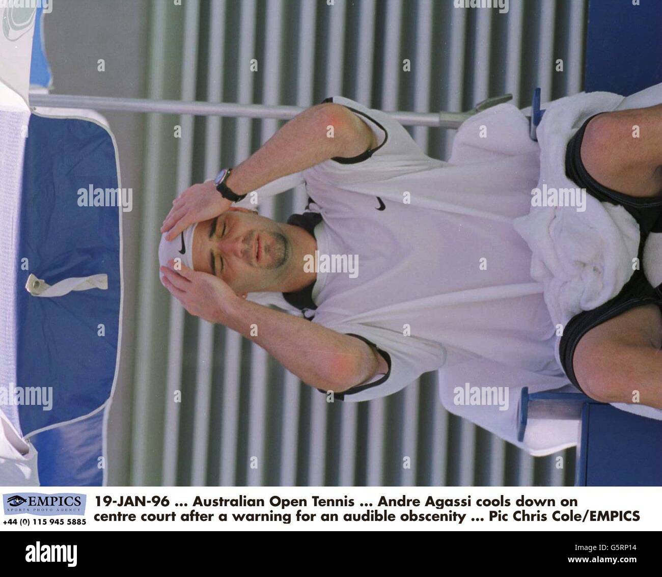 Australian Open Tennis. Andre Agassi kühlt auf dem Center Court nach einer Warnung vor einer hörbaren Obszönität ab Stockfoto