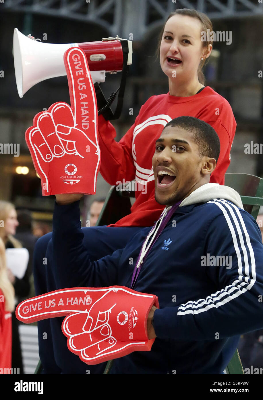 Olympic Goldmedaillengewinner Anthony Joshua und Olympic Badminton-Spieler Susan Egelstaff starten das Freiwilligenbewerbungsprogramm während eines Fotoalles, um die Suche nach Glasgow 2014 Commonwealth Games Freiwilligen zu fördern, in Glasgow Central Station, Glasgow. Stockfoto