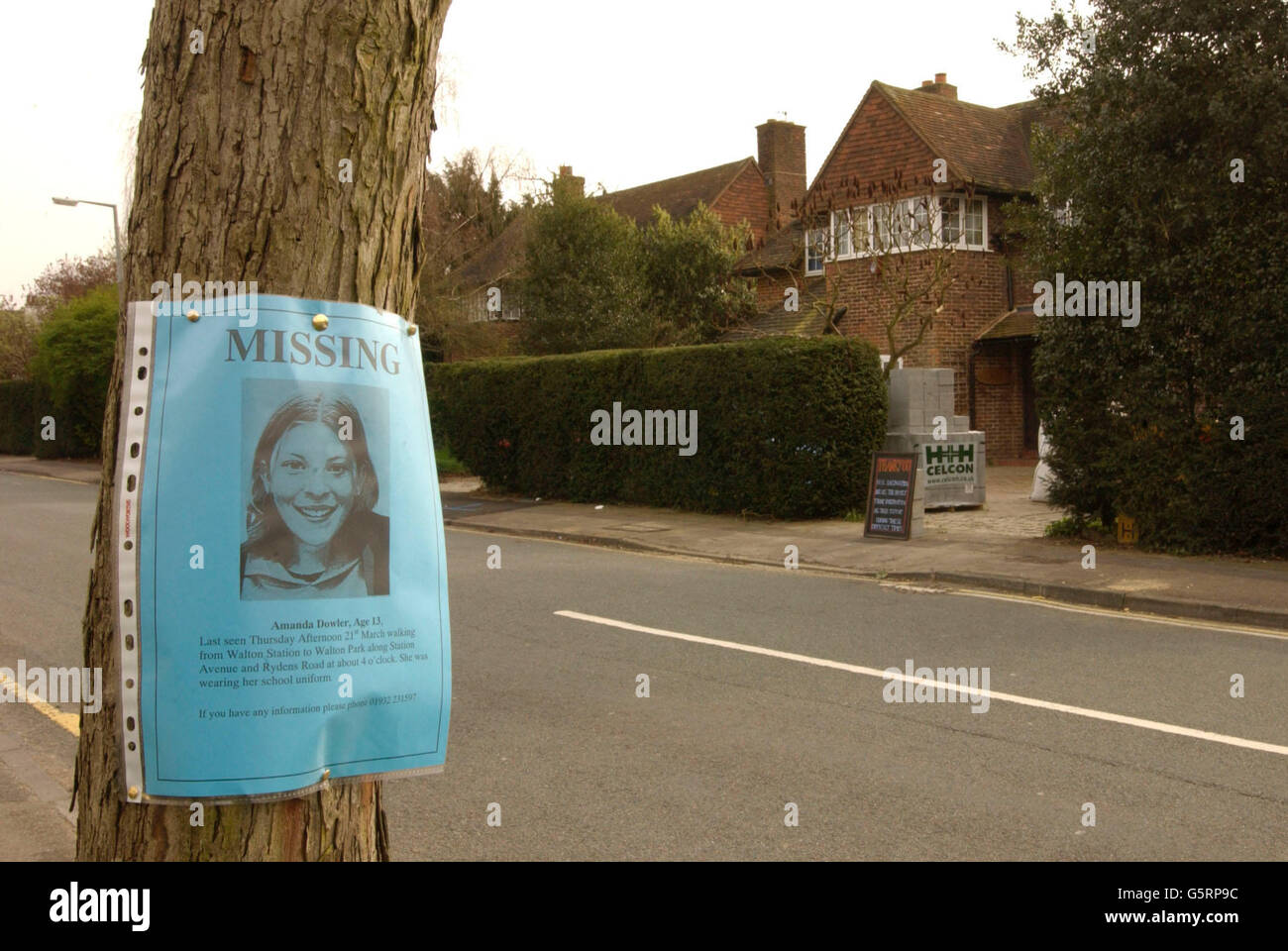 Vor dem Haus des vermissten Surrey-Teenagers Amanda Dowler, 13, in Walton-on-Thames wird ein Poster an einen Baum genagelt. Amanda, 13, wurde zuletzt von der Heathside School in Weybridge gesehen. *... und die Polizei hat den Tag damit verbracht, die Umgebung nach Hinweisen zu durchsuchen, nachdem ihre Eltern bei einer Pressekonferenz in Staines um Hilfe appelliert hatten. Stockfoto