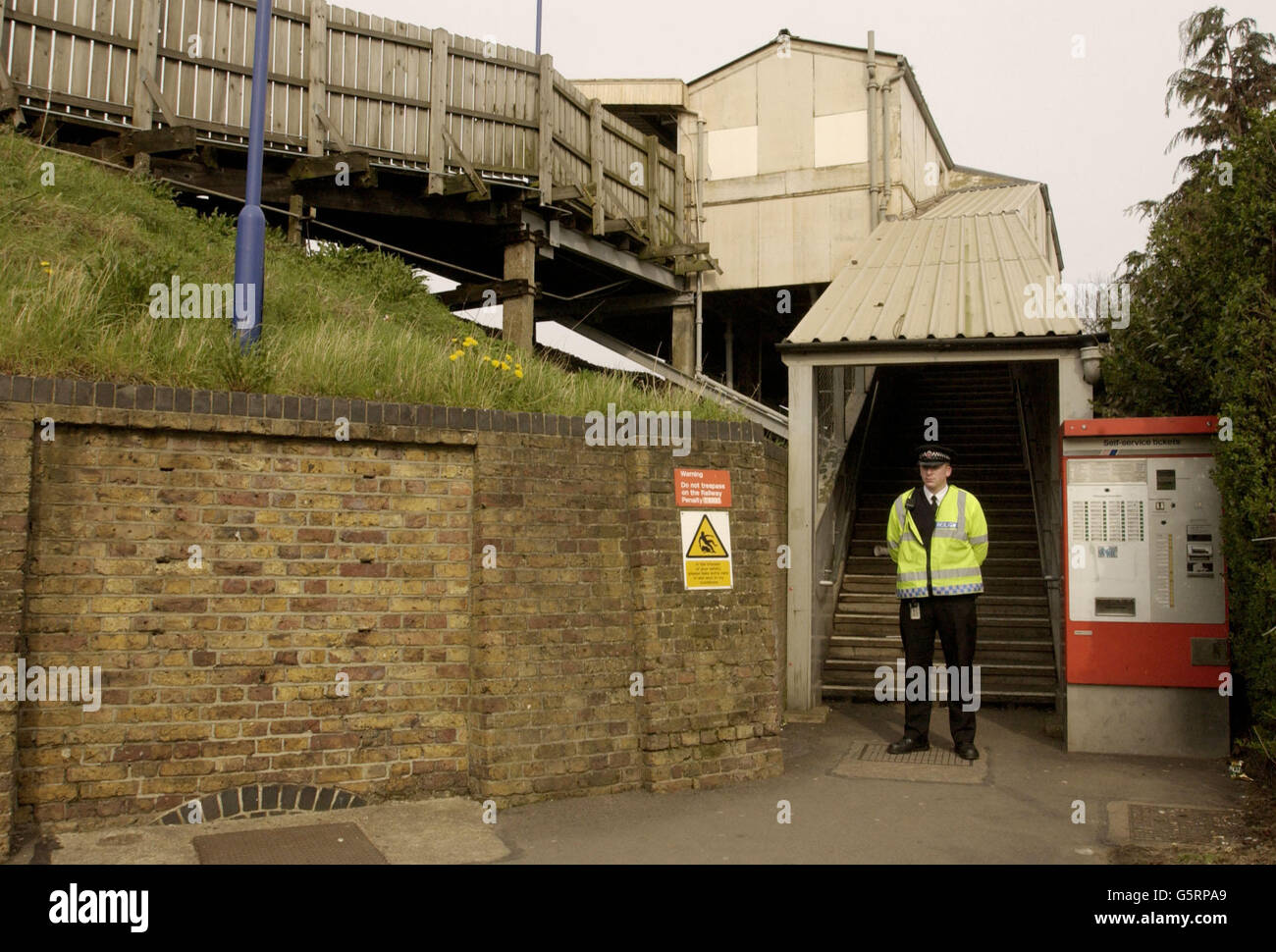 Notdienste in Anwesenheit der Hersham Station, Surrey, während die Suche nach dem vermissten Schulmädchen Amanda Dowler fortgesetzt wird. Die Polizei, die nach dem 13-Jährigen suchte, entdeckte zuvor die Leiche eines Mannes, von dem angenommen wurde, dass er auf der Eisenbahnlinie Selbstmord begangen habe. Stockfoto