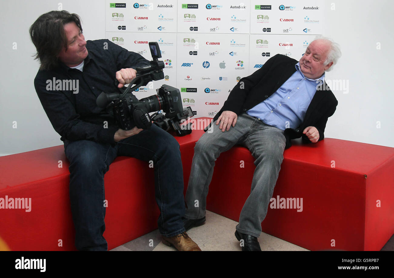 Die Filmregisseure Ciaran Donnelly (links) und Jim Sheridan untersuchen die neueste digitale Canon Filmtechnologie beim Start der Digital Biscuit-Veranstaltung in der Science Gallery in Dublin. Stockfoto