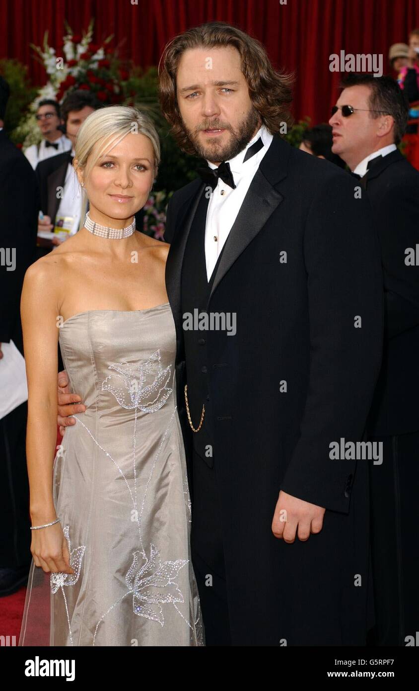 Russell Crowe und seine Freundin Danielle Spencer kommen bei den 74. Annual Academy  Awards (Oscars) im Kodak Theater in Hollywood, Los Angeles. Danielles Kleid  ist von Giorgio Armani. * 13/3/03: Crowe wird, image size:844x1390