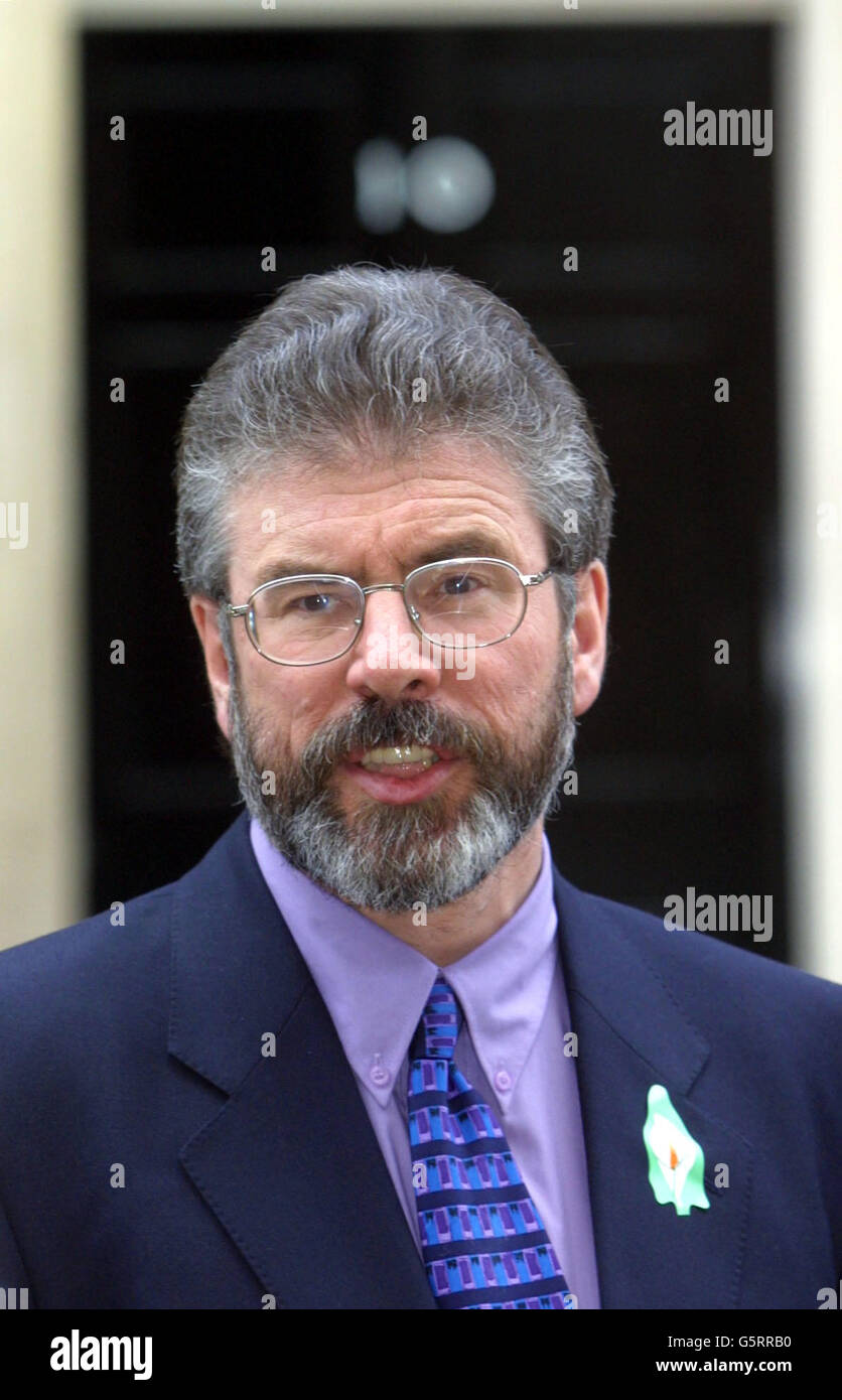 Gerry Adams von Sinn Fein spricht vor Gesprächen mit dem britischen Premierminister Tony Blair in der Downing Street im Zentrum von London mit den Medien. Stockfoto