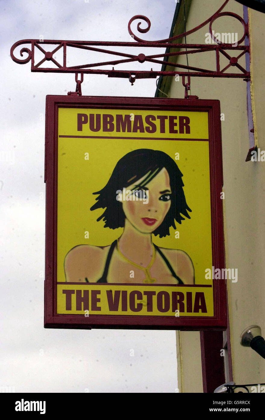 Das Zeichen von Victoria Beckham, das vor dem Victoria Pub in Bristol hängt. Der neue Hausherr Aidan Lynch, 26, änderte das Bild außerhalb des Pubs vom Monarchen des 19. Jahrhunderts in die Berühmtheit des 21. Jahrhunderts, nachdem das Gebäude renoviert wurde. *... und beschlossen, die Änderung in der Art zu markieren, indem sie ein Bild von Victoria Beckham draußen hängen. Stockfoto
