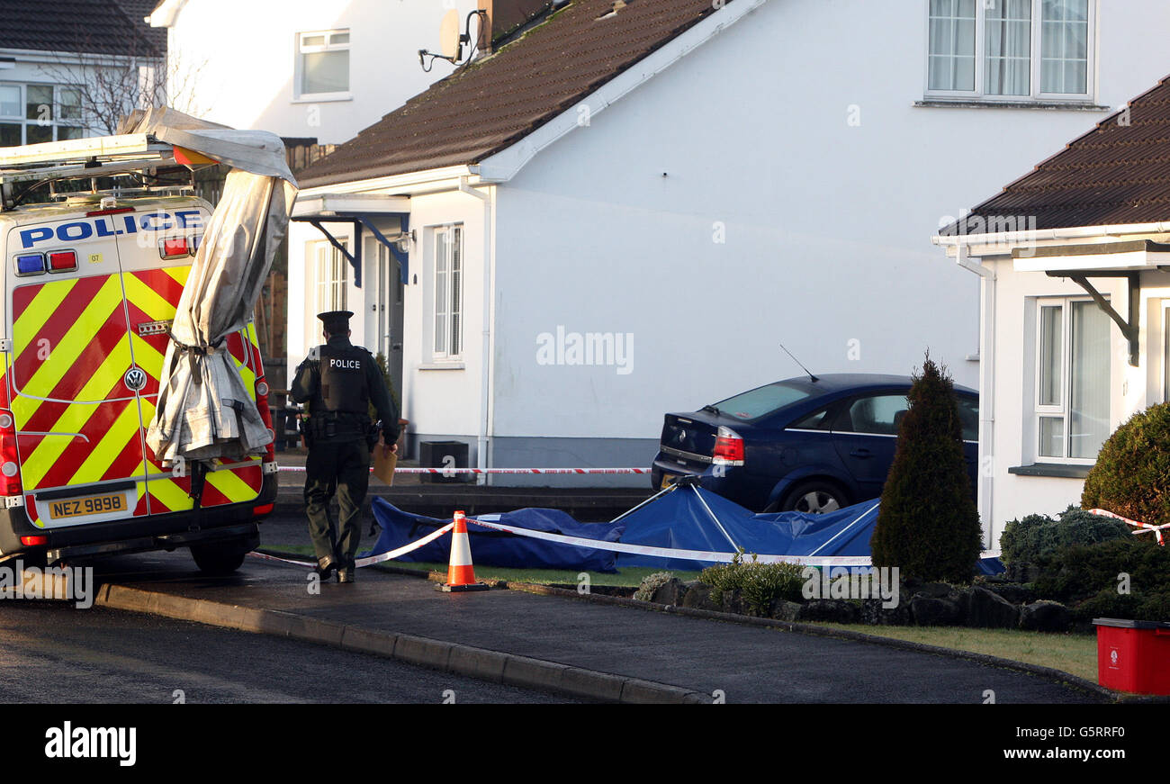 Eine blaue Polizeiplane. Im Vorgarten eines Hauses in Ballymena, Co Antrim, wo ein 64-jähriger Mann erstochen und eine Frau schwer verletzt wurde. Stockfoto