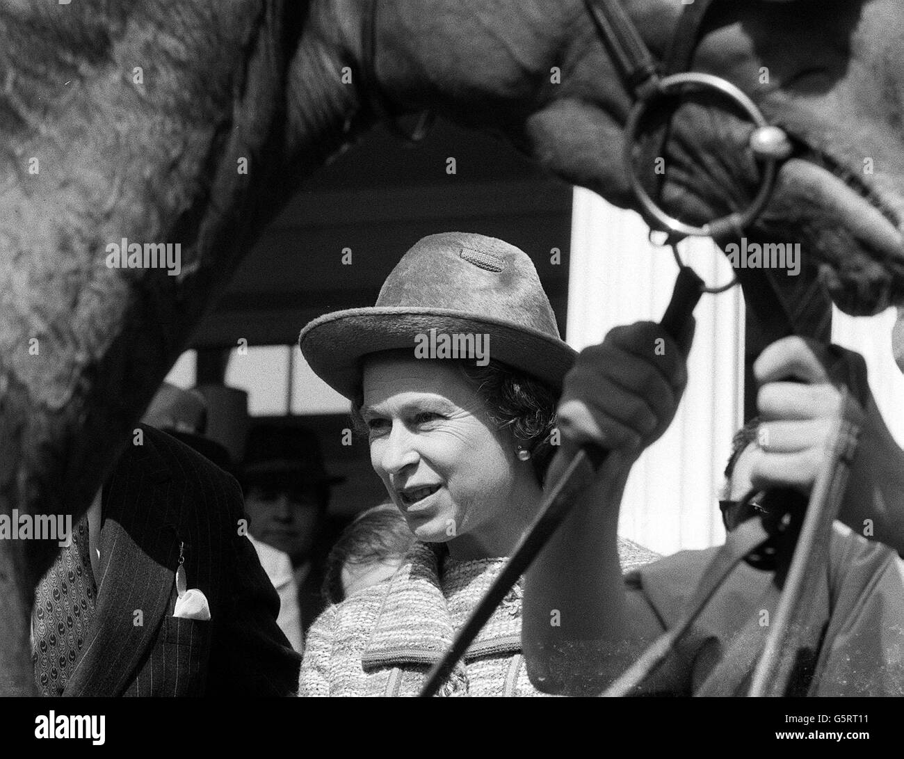 Die Königin, eingerahmt von ihrem Oaks Hope Escorial in der Siegergehege nach dem Sieg des Stutfohlens bei den Musidora Stakes in York. Die Königin war von Heathrow zu ihrem Überraschungsbesuch bei den Rennen geflogen. Stockfoto