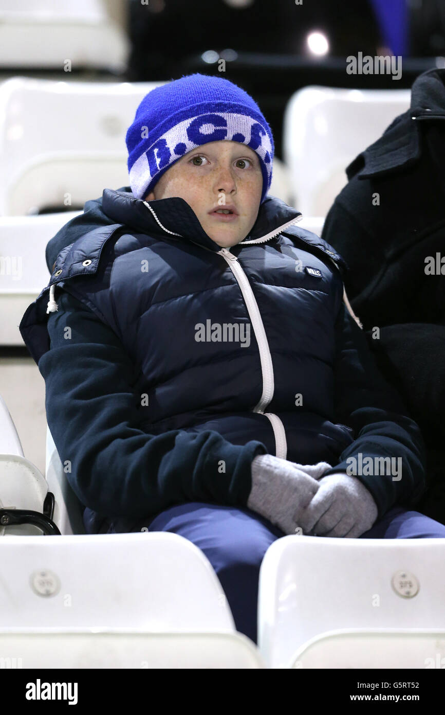 Fußball - FA Cup - Dritte Runde Replay - Birmingham City / Leeds United - St Andrews. Ein junger Fan von Birmingham City saugt die Atmosphäre in St Andrews auf Stockfoto