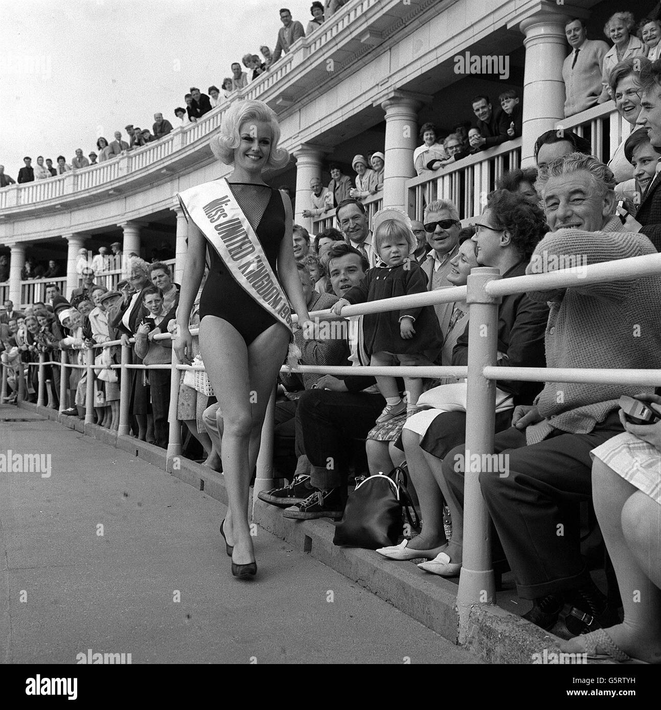 Die blonde Model Miss Lesley Langley von Inverness Terrace, Bayswater, London, nach ihrer Wahl zur Miss Großbritannien in Blackpool, Lancashire. Mit dem Titel gibt es einen ersten Preis von 1,000 Guineas plus 150, um eine Garderobe für den Miss World Contest zu kaufen. Stockfoto
