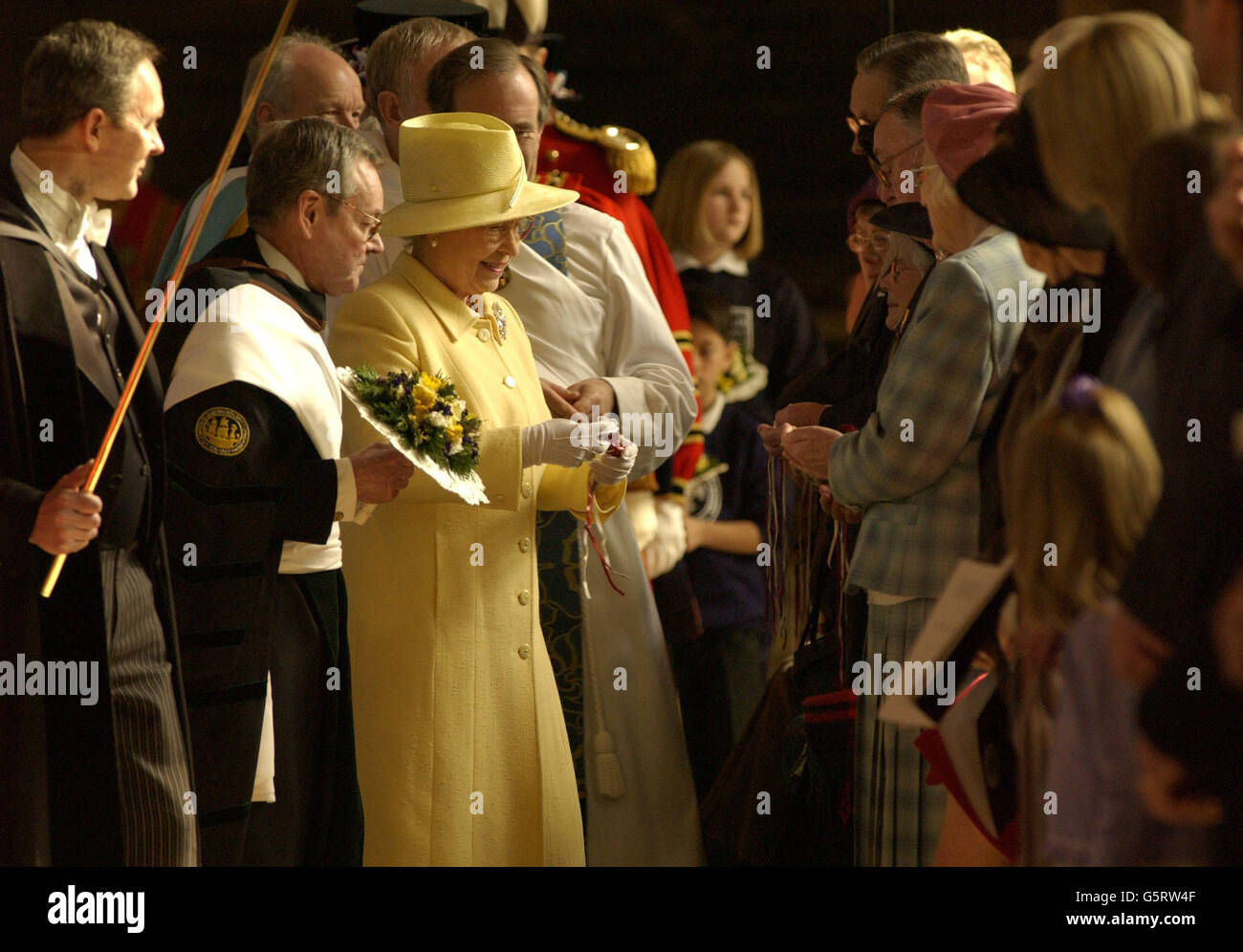 Die britische Königin Elizabeth II. Überreicht 76 Frauen und 76 Männern - entsprechend ihrem Alter im nächsten Monat - während eines Royal Maunday-Dienstes zwei Tüten Grüngeld in der Kathedrale von Canterbury. * in jedem kleinen roten Beutel war eine neue 5-Münze und ein 50p-Stück, das das Jubiläum markiert, während in einem weißen Beutel war 76p im Wert von besonderen Grüngeld. Stockfoto