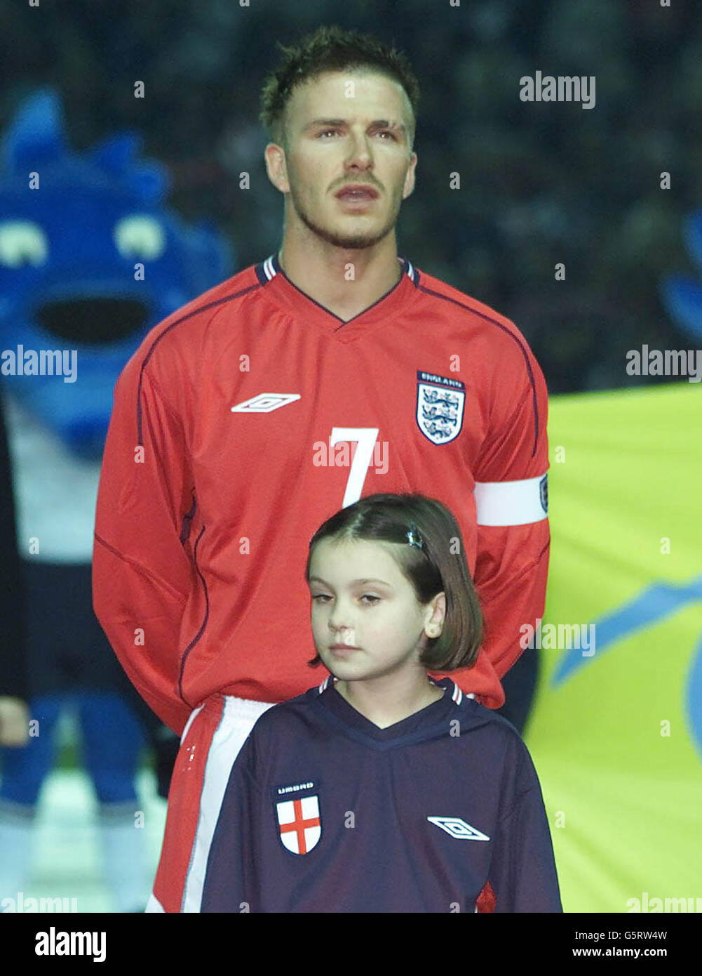 Englands Kapitän David Beckham singt die Nationalhymne begleitet von seinem Maskottchen vor dem Spiel England gegen Italien in der Elland Road. Stockfoto