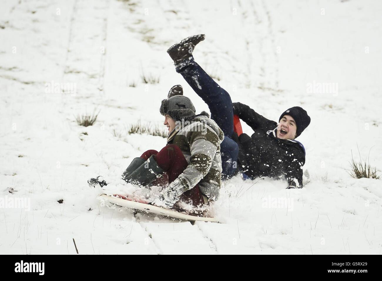 Freunde fahren gerne auf Brecon Beacons in Südwales, wo sich der Schnee absetzt und noch mehr wurde vom MET-Büro für Freitag, den 18. Januar, über Südwales und das Westcountry prognostiziert. Stockfoto