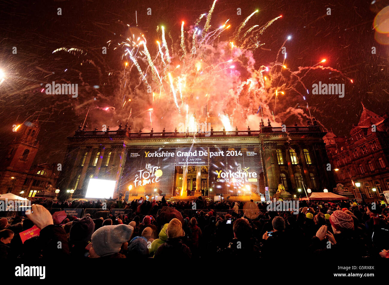 Radfahren - Tour de France 2014 - Ankündigung der Yorkshire Route - Rathaus von Leeds. Feuerwerk vor dem Rathaus nach der Tour de France Yorkshire Route 2014 in Leeds. Stockfoto