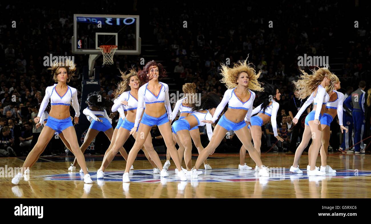 Basketball - 2013 NBA London Live - Detroit Pistons gegen New York Knicks - O2 Arena. Detroit Pistons Cheerleaders während des NBA London Live-Spiels 2013 in der O2 Arena, London. Stockfoto