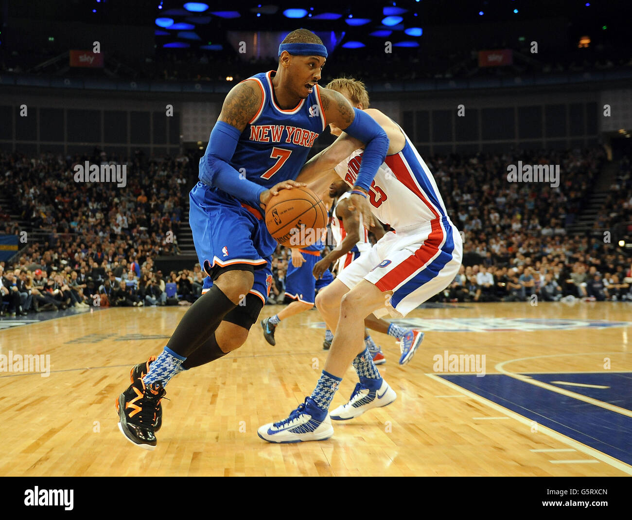 Carmelo Anthony von New York Knicks (links) kommt Kyle Singler von Detroit Pistons während des NBA London Live-Spiels 2013 in der O2 Arena, London, weg. Stockfoto