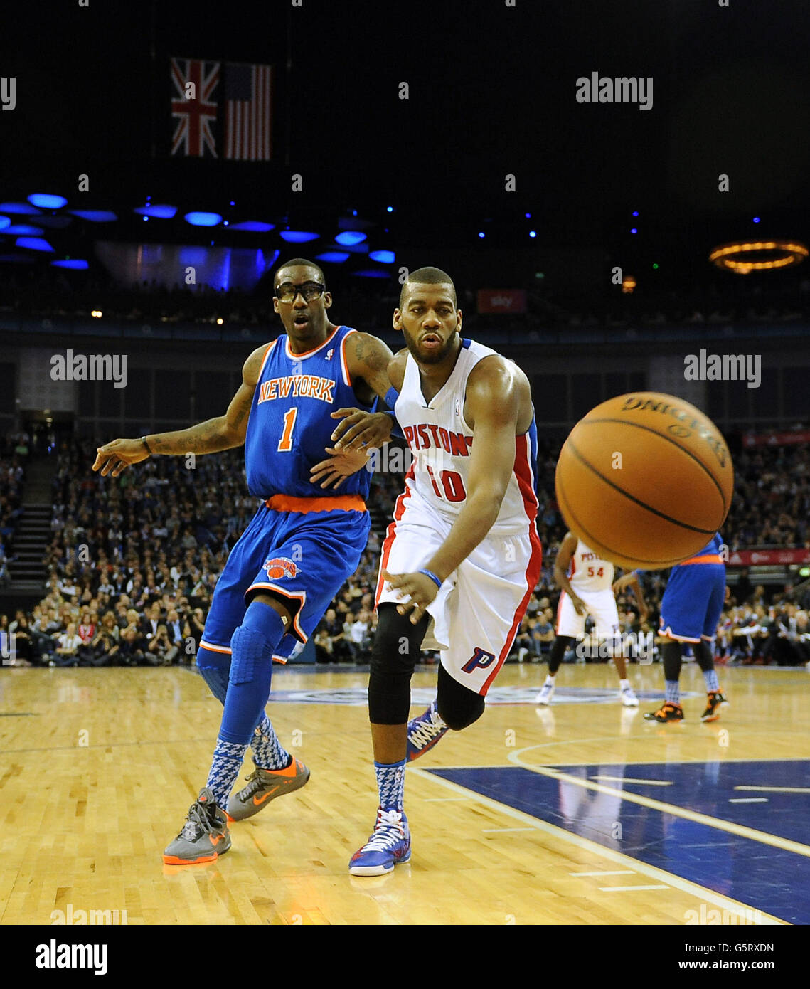 New York Knicks' Amar'e Stoudemire (links) und Detroit Pistons' Greg Monroe während des NBA London Live Spiels 2013 in der O2 Arena, London. Stockfoto