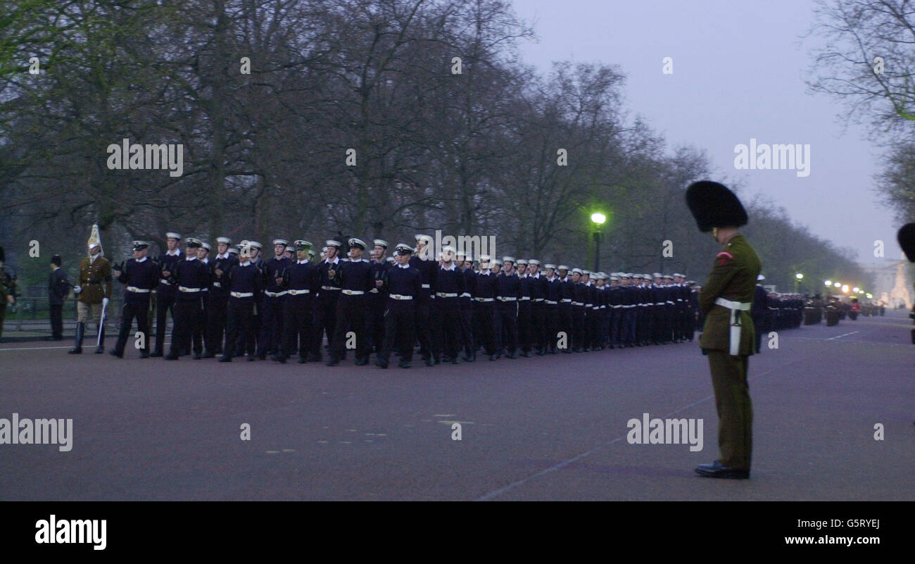 Die Probe für die feierliche Prozession, die den Sarg der Königin Mutter von der Queen's Chapel zur Westminster Hall am 5/4/02 trägt, geht entlang der Mall und in die Horse Guards in London. *die Prozession wird sich über eine halbe Meile erstrecken, an der 1,600 Militärangehörige und Frauen beteiligt sind und seit der Beerdigung von Sir Winston Churchill im Jahr 1965 die größte Parade dieser Art auf den Straßen Großbritanniens sein wird. Der Sarg der Königin Mutter, die am Samstag im Alter von 101 Jahren starb, wird dann bis zu ihrer Beerdigung am Dienstag in einem Zustand liegen. Stockfoto