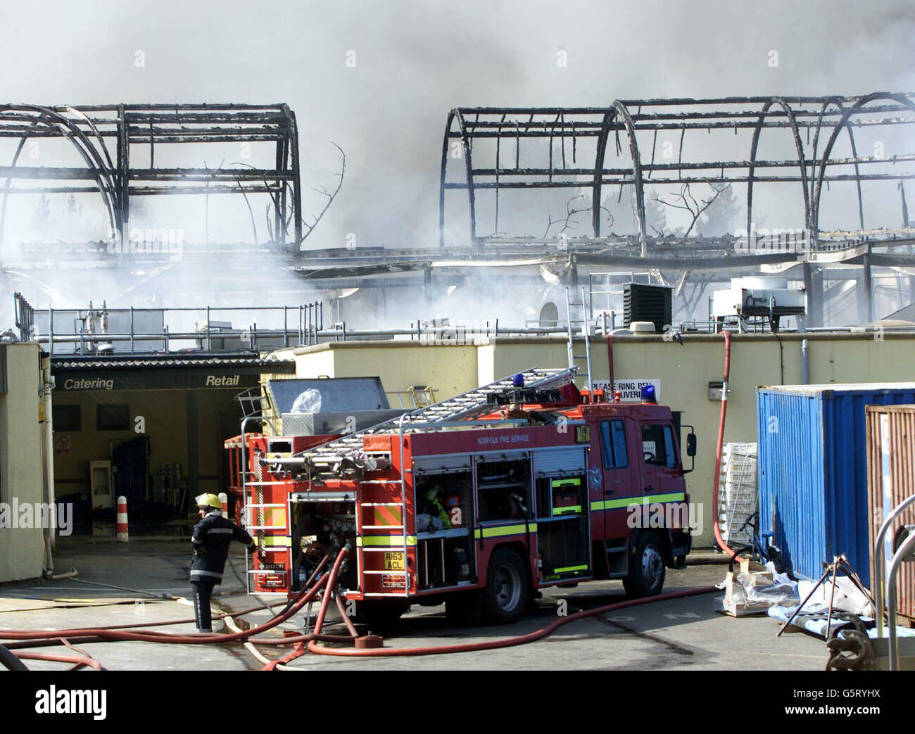 Die Szene im Center Parcs Complex in Elveden, Suffolk, wo heute kurz nach 10 Uhr ein Feuer im Plaza-Bereich des Komplexes ausbricht, der das Haupteinkaufsviertel, den Restaurantbereich und Schwimmbäder und Sportbereiche umfasst. *Obwohl es umfangreiche Schäden gab und die Gäste und Mitarbeiter evakuiert wurden, gab es keine Berichte über Verletzte. Stockfoto